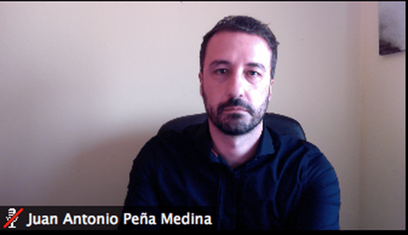 Juan Antonio Peña, concejal de la oposición, fue el encargado de leer la declaración institucional (Foto TA)